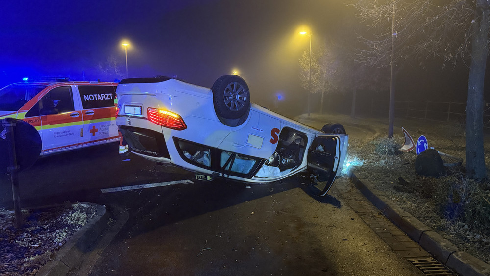Bei Bad Kreuznach ist ein Taxifahrer wohl in Sekundenschlaf geraten und hat dann einen Unfall gebaut mit Passagieren an Bord.