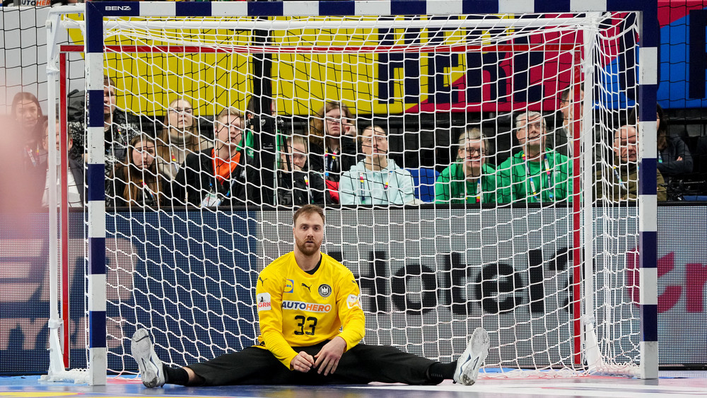 Andreas Wolff kassierte mit den deutschen Handballern die erste Niederlage bei der Heim-EM.
