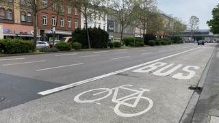 Falschparker auf Wiesbadener Busspuren - Droht bald ein Strafpunkt?