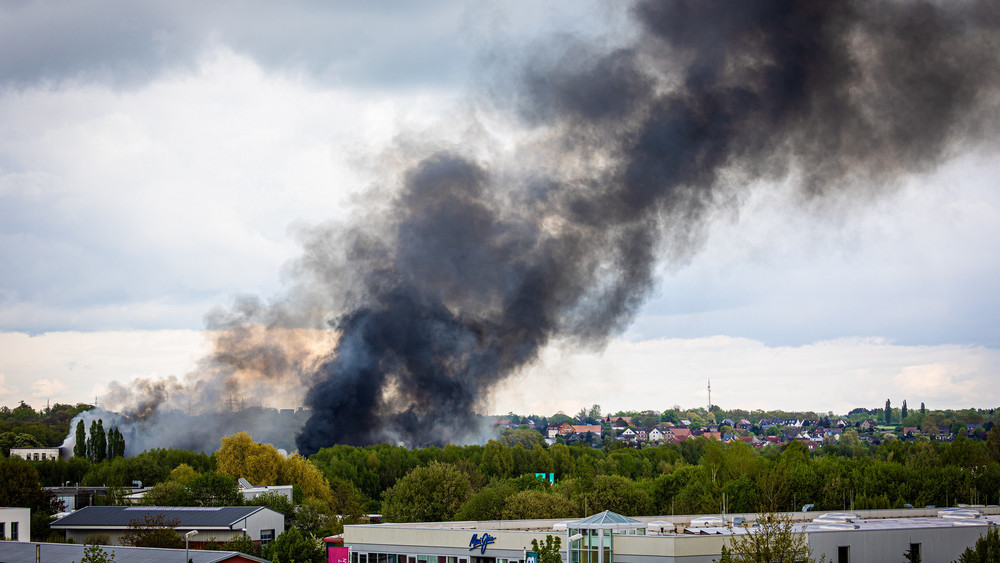 Rauch steigt über dem Industriegebiet in Braunschweig auf.