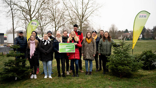 Die Erste Hessische FFH Weihnachtsbaum-Weitwurf-Weltmeisterschaft