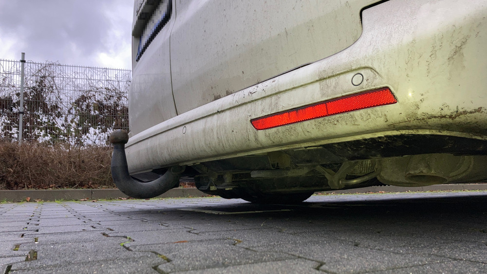 Die Anhängerkupplung schliff teilweise über den Asphalt der A5.