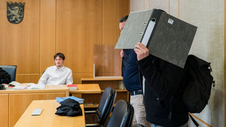 Umarmung am Frankfurter Airport: Geldstrafe für "Kanzler-Kuschler"