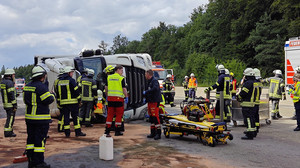 LKW kippt auf A7 bei Neuenstein um: Fahrer in Klinik geflogen