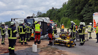 LKW kippt auf A7 bei Neuenstein um: Fahrer in Klinik geflogen