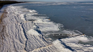 Mitten auf dem Ostseestrand: Iglu und Eisberge sorgen für Naturschauspiel