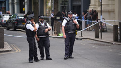 London: Mit Schere auf Männer eingestochen