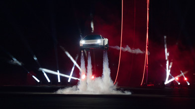 Tesla zeigt Sportwagen mit Raketendüsen