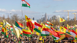 Frankfurt: 28.000 Kurden feiern das Neujahrsfest "Newroz"