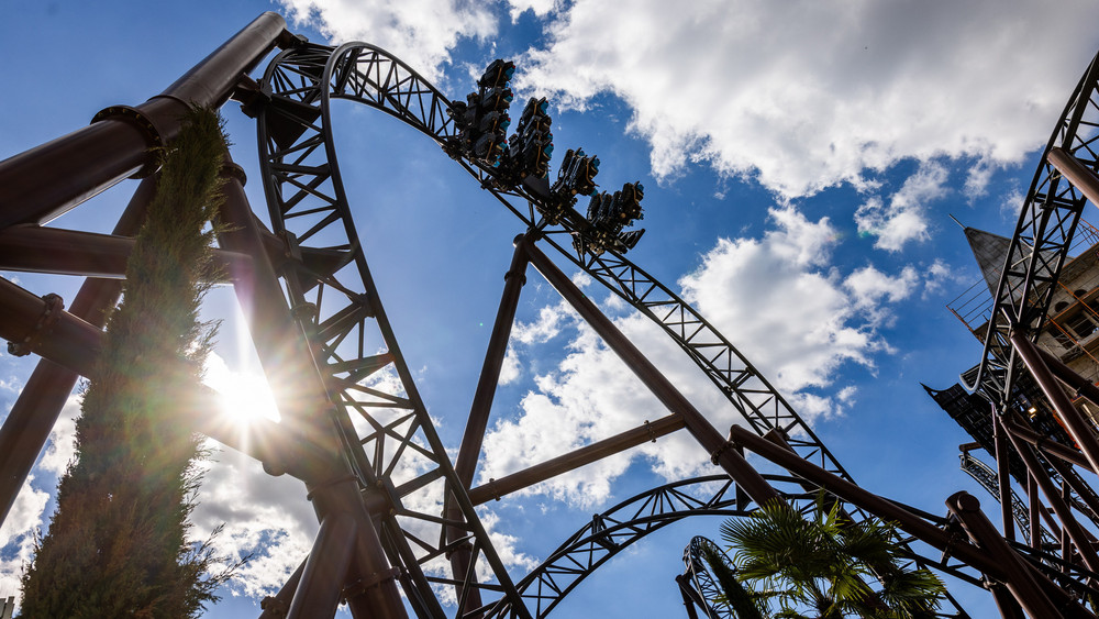 Im Freizeitpark Achterbahn fahren, Elefanten im Zoo besuchen, Eis essen oder ins Kino gehen - Wie viel dürfen Freizeitaktivitäten für Deutsche kosten? (Symbolbild).