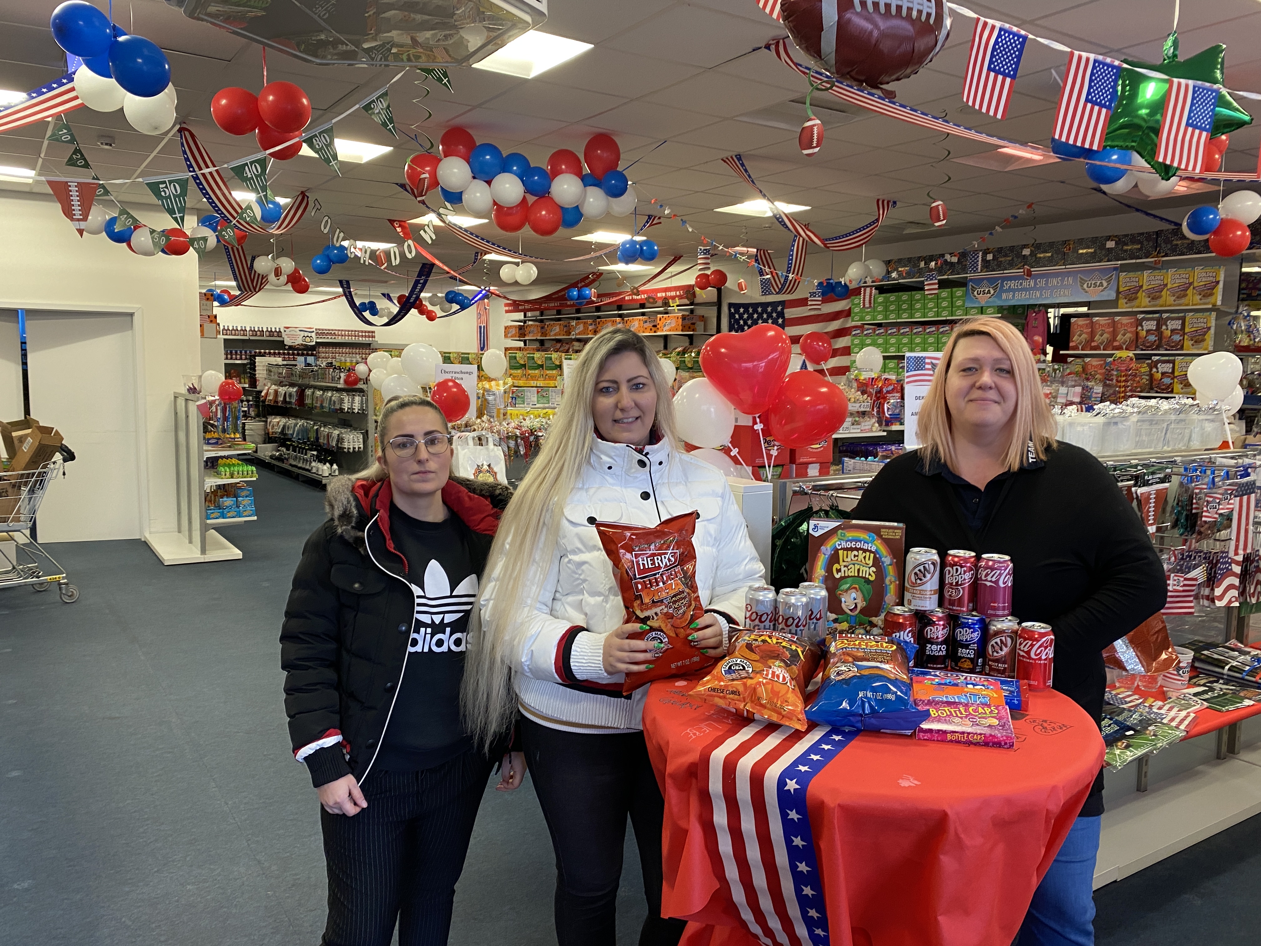 Tina Limbeck, Eileen Haßler und Tabea Starke von der "Little USA World" präsentieren ihre Empfehlungen zum Super Bowl.
