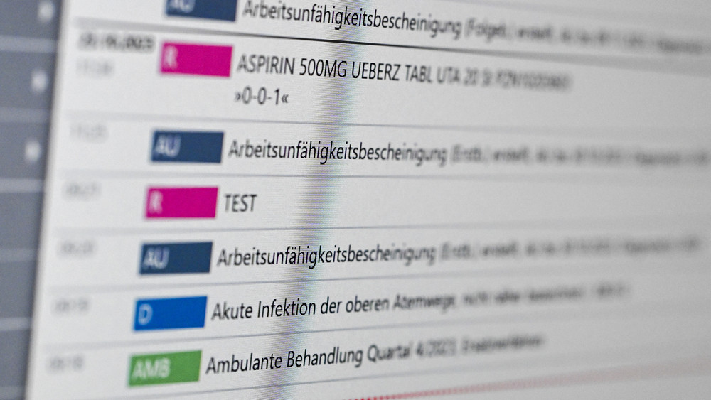 Auf einem Bildschirm in der E-Health-Showpraxis der Kassenärztlichen Vereinigung Berlin ist eine elektronische Patientenakte ePA dargestellt