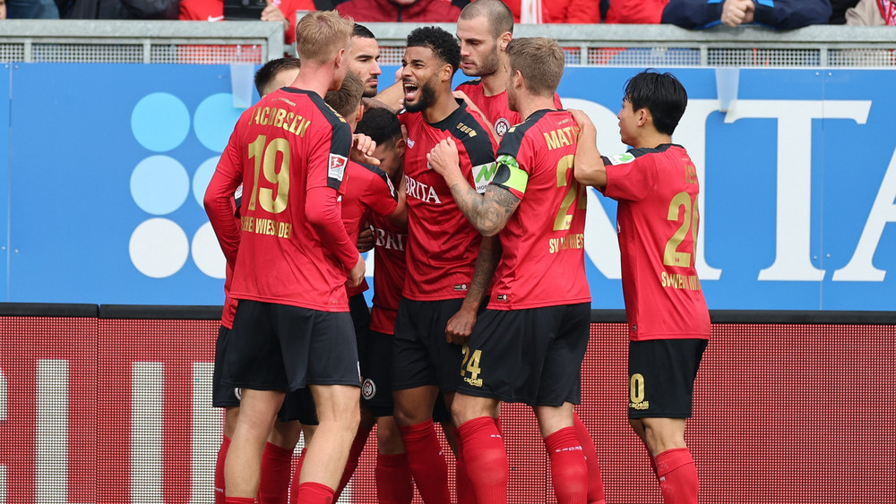 Die Wiesbadener Spieler feiern gegen Kaiserslautern das zwischenzeitliche 1:1 und können sich am Ende über den nächsten Sieg freuen.
