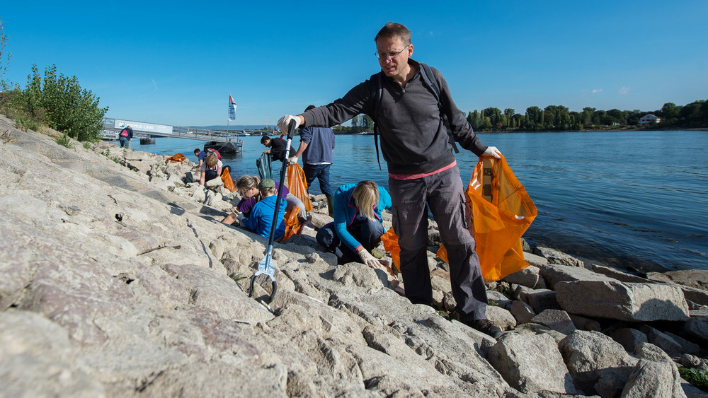 Ehrenamtliche sammeln bei der Umweltinitiative «RhineCleanup» am Rheinufer Müll