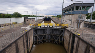 Kollision in Kleinostheim: Passagierschiff prallt gegen Schleusentor