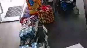 Überwachungskamera filmt Überfall: Kiosk-Mitarbeiter schlägt Täter in die Flucht
