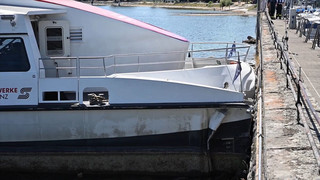 Unfall auf dem Bodensee: Katamaran prallt in Konstanz gegen Hafenmauer - Verletzte