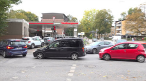 Tankrabatt sorgt teils für lange Schlangen - bevor die Preise zum Mittag wieder steigen