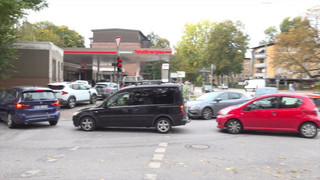 Tankrabatt sorgt teils für lange Schlangen - bevor die Preise zum Mittag wieder steigen