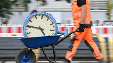 Mehr arbeiten fürs BIP: Einen Feiertag ganz streichen?