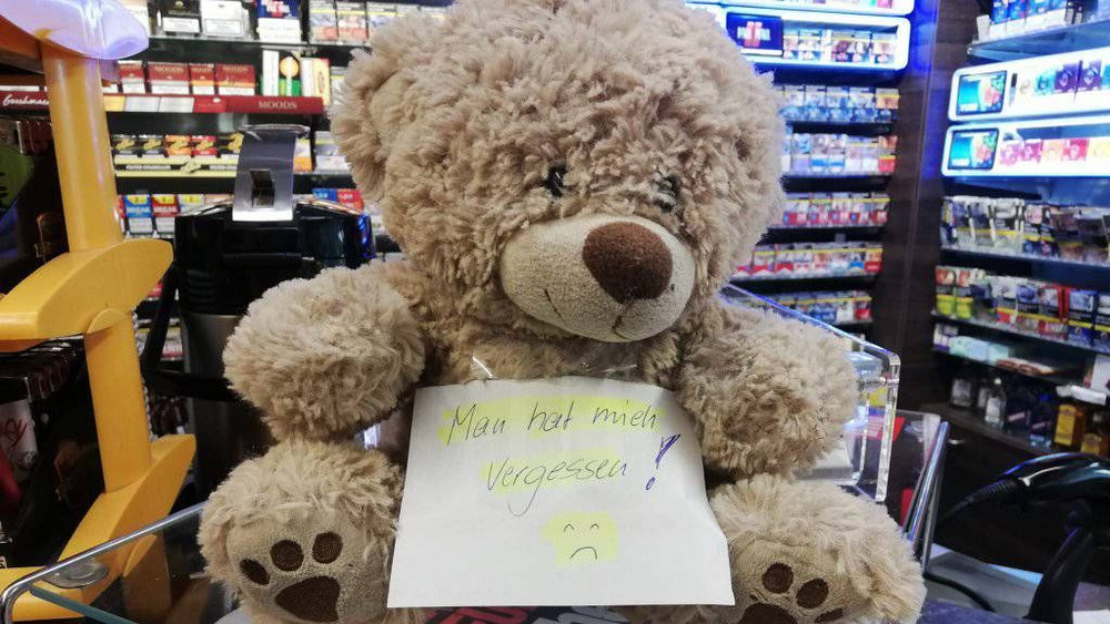 Wem gehört er? Dieser süße Teddybär wartet in der Tankstelle auf seine Besitzerin oder seinen Besitzer.