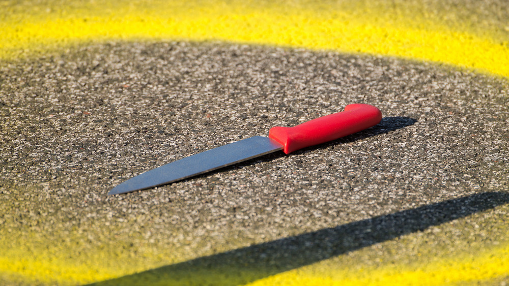 Ein Jugendlicher hat in Frankfurt zwei Kinder mit einem Messer bedroht.