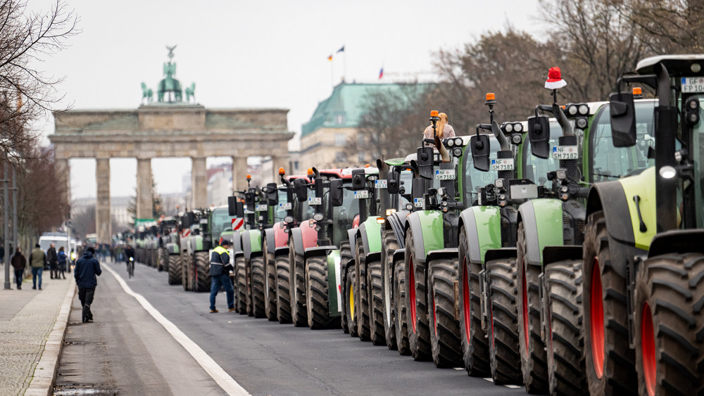 Landwirte nehmen mit Traktoren an der Demonstration des Deutschen Bauernverbandes unter dem Motto «Zu viel ist zu viel! Jetzt ist Schluss!» teil. Anlass sind die Pläne der Bundesregierung, den Agrardiesel und die Kfz-Steuerbefreiung für die Land- und Forstwirtschaft zu streichen.