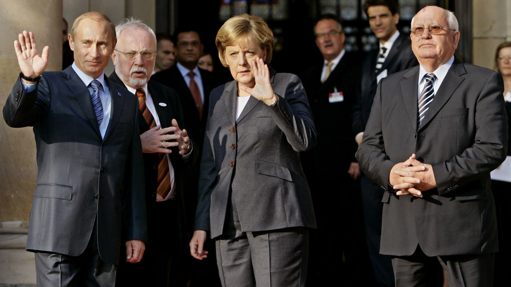 "Gorbi" in Wiesbaden - 2007 bei den deutsch-russischen Regierungskonsultationen vor dem Kurhaus - gemeinsam mit der damligen Kanzlerin Merkel und dem russischen Präsidenten Putin