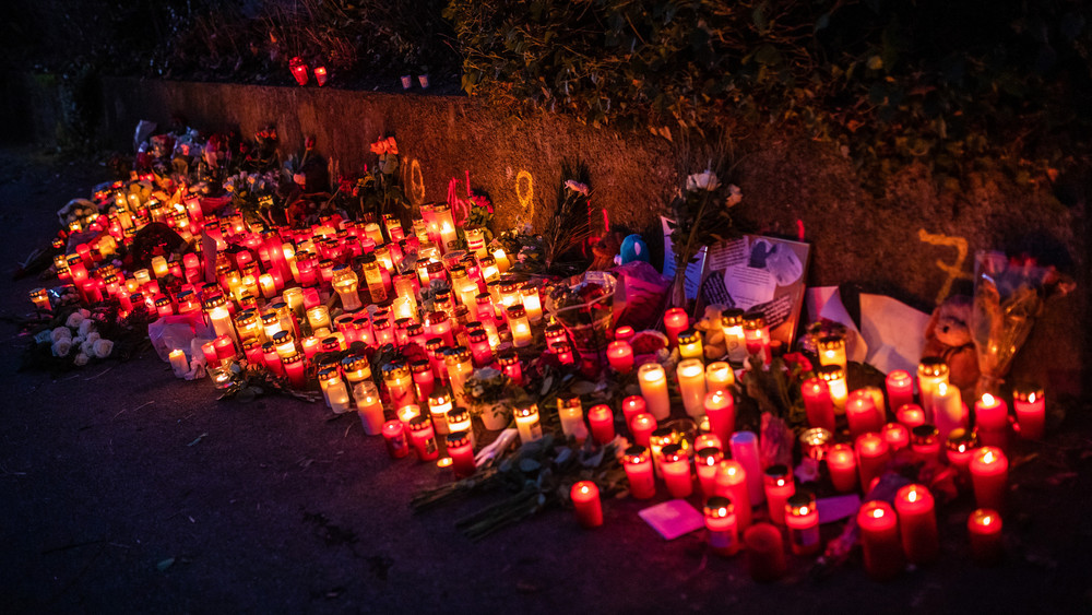 Zahlreiche Kerzen brennen am Tatort eines Messerangriffs auf zwei Mädchen in Illerkirchberg (Archivbild).