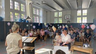 Einschulung in Laubach: Erstklässler lassen Luftballons steigen