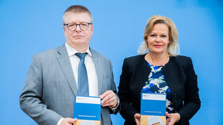 Verfassungsschutzbericht vorgestellt: Hohe Zahl an Extremisten