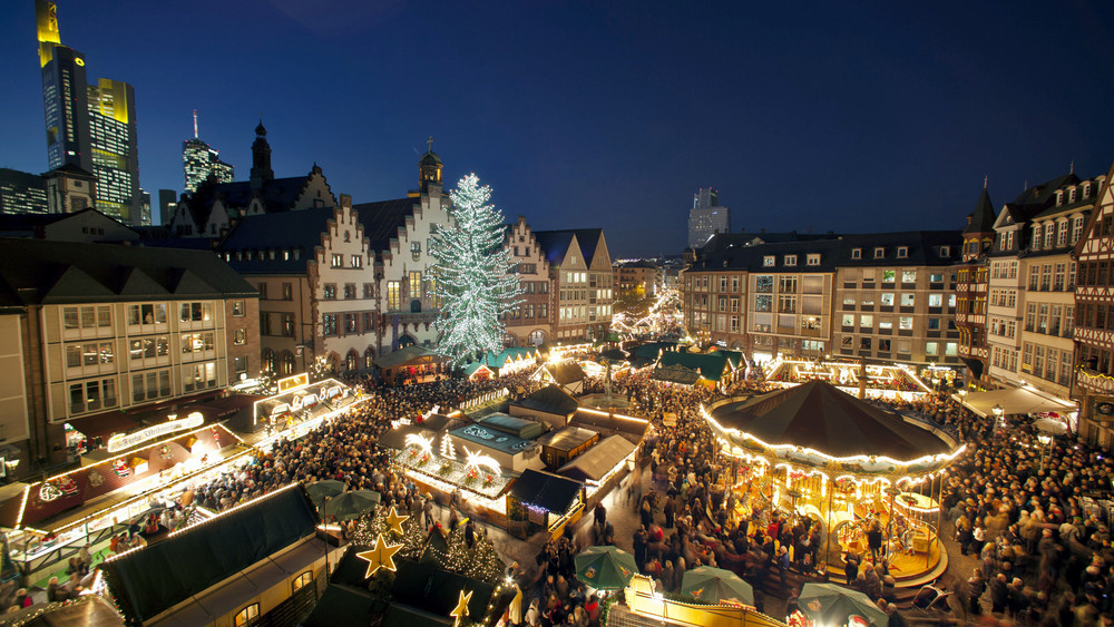 Besucher drängen sich auf dem Weihnachtsmarkt am Frankfurter Römerberg (Archiv)