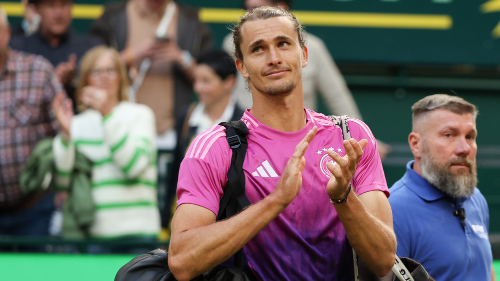 Alexander Zverev trägt nach dem Match ein Trikot der deutschen Fußball-Nationalmannschaft an. Deutschland hatte zuvor 2:0 gegen Ungarn gewonnen.