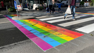 Regenbogen-Zebrastreifen in Wiesbaden beschmiert: Festnahme