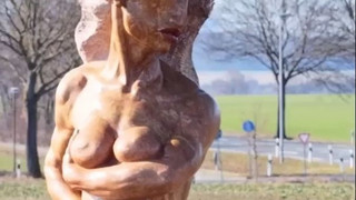 Nackte Frau am Straßenrand: Statue an der B494 sorgt für Aufregung