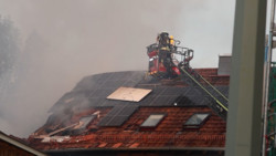 200 Einsatzkräfte im Kampf gegen die Flammen: So ist die Lage in Mücke