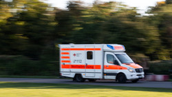 Radfahrerin nach Unfall in Lebensgefahr