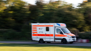 Radfahrerin nach Unfall in Lebensgefahr - Auto fährt weiter