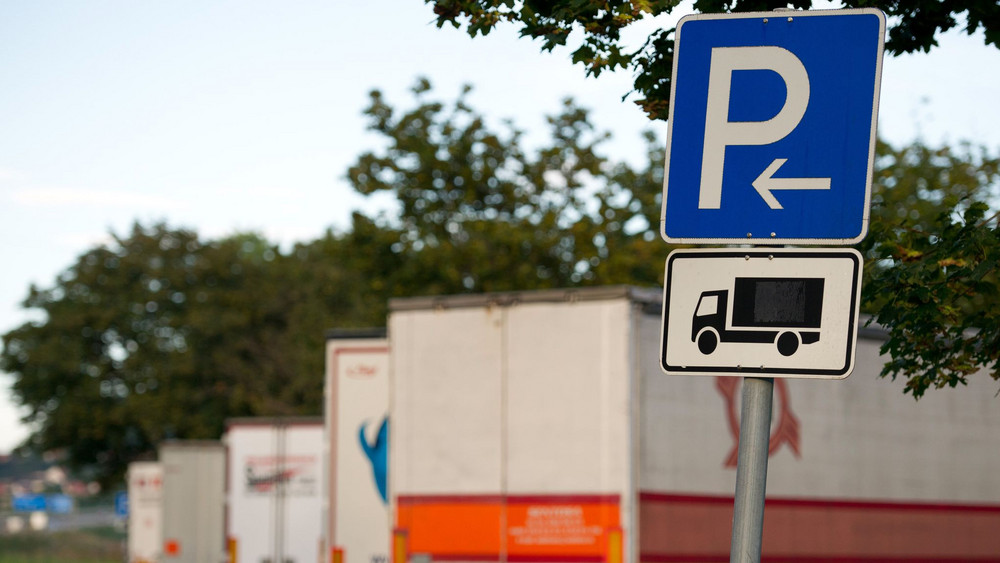 Lastwagen auf Rastplatz