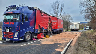 Stundenlange Vollsperrung: LKW-Unfall auf B400 bei Sontra