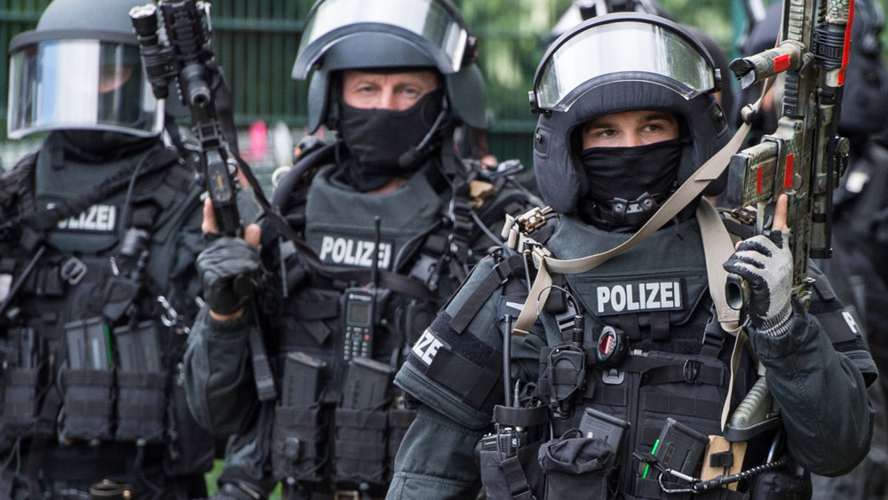 Sechs Monate nach der Großrazzia gegen eine "Reichsbürger"-Gruppe sind drei weitere mutmaßliche Mitglieder in Baden-Württemberg und Niedersachsen festgenommen worden (Symbolbild).