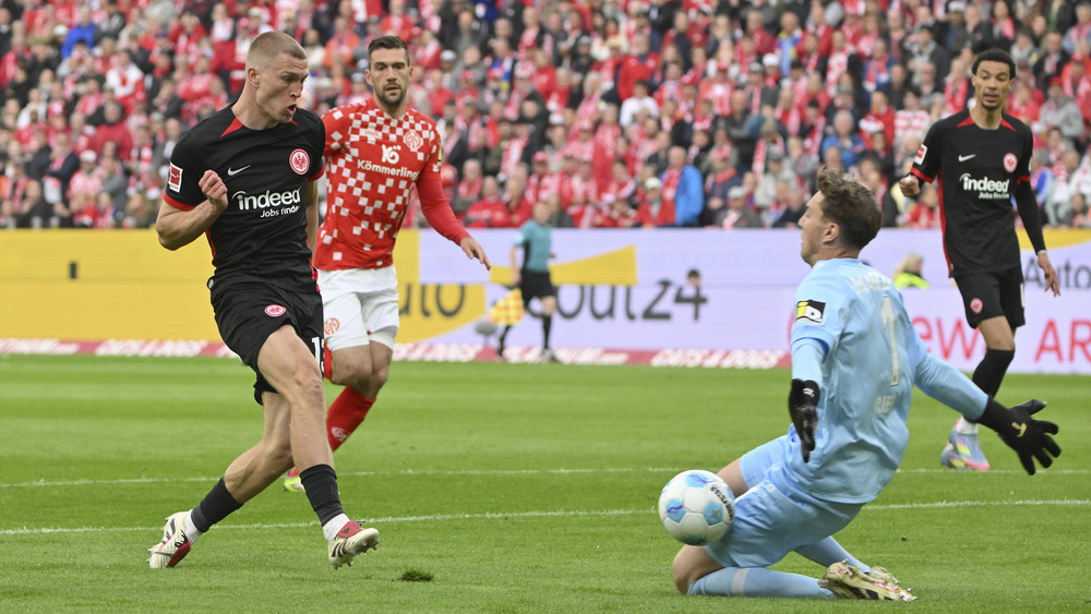 Rasmus Kristensen (l.) bringt die Eintracht mit 1:0 in Führung.