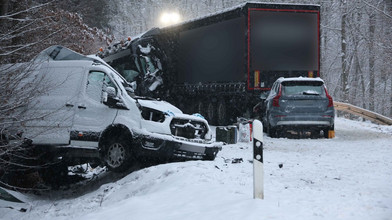 Transporterfahrer stirbt auf glatter Straße bei Neuhof