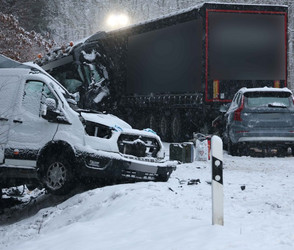 Transporterfahrer stirbt auf glatter Straße bei Neuhof