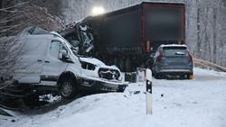 Transporterfahrer stirbt auf glatter Straße bei Neuhof