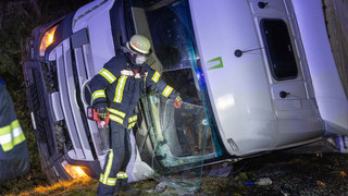 Ersthelfer befreien Fahrer: LKW kippt auf A7 bei Fulda in den Graben