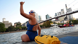 Nathalie Pohl schwimmt 200 km von Frankfurt nach Köln