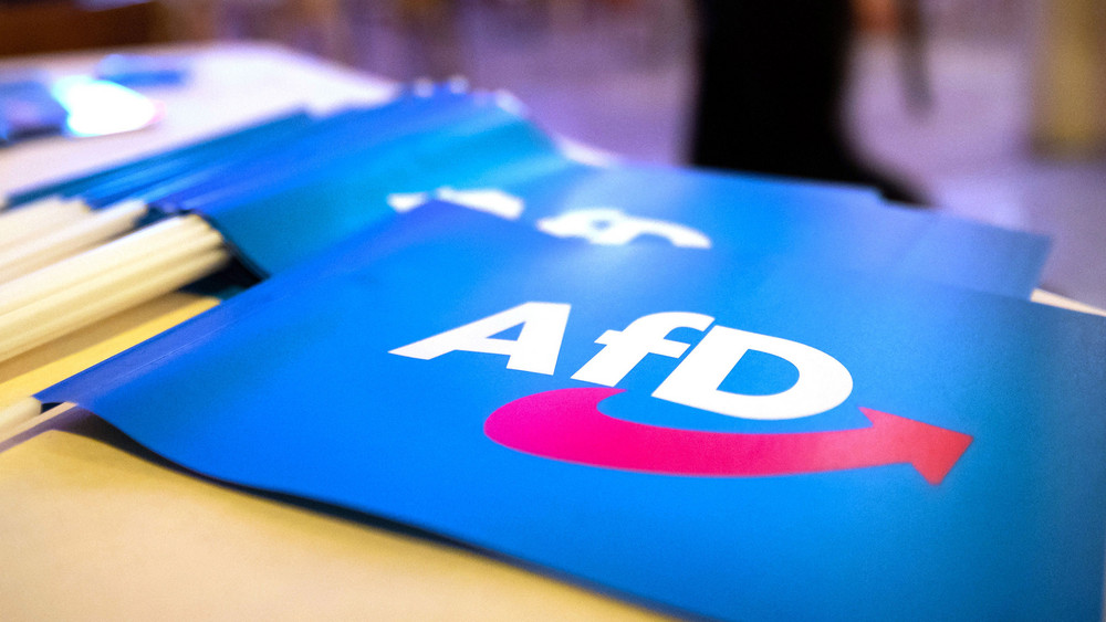Fahnen der AfD auf einem Tisch