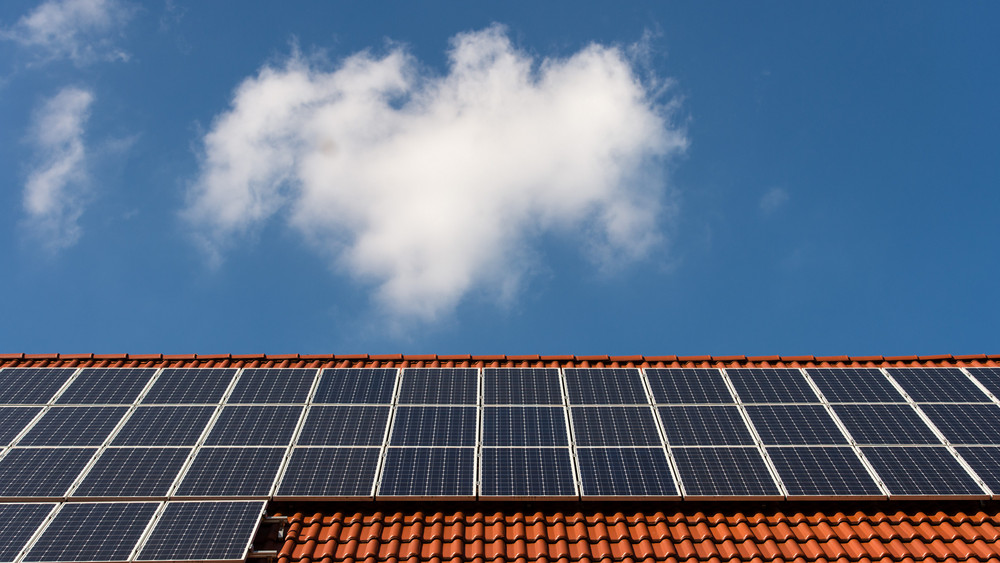 Auf deutschen Dächern sind immer mehr Solaranlagen zu sehen. Da geht noch mehr, meint die Bundesregierung. Sie will bürokratische Hürden für Module auf Dächern, Balkonen und auf Feldern und Mooren abbauen.