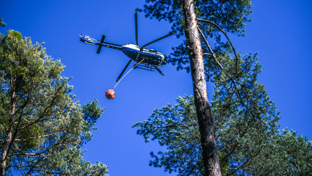 Löschhubschrauber bei Waldbrand 